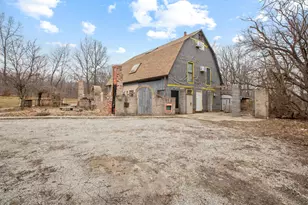 641 N 200 E, Valparaiso, IN 46383 - Photo 2