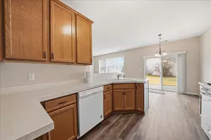 1318 Marigold Pl, Schererville, IN 46375 - Photo 4