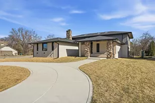 10043 Twin Creek Blvd, Munster, IN 46321 - Photo 2