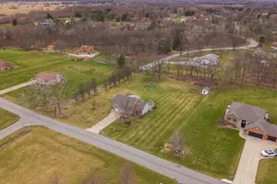 411 Forest View Dr, Valparaiso, IN 46385 - Photo 4