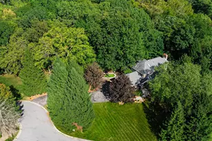 2102 Emmett Ct, Valparaiso, IN 46385 - Photo 2