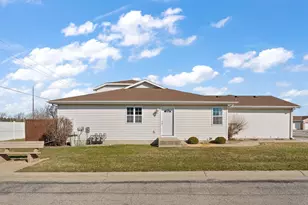 191 Mallard Pointe Dr, Valparaiso, IN 46385 - Photo 2