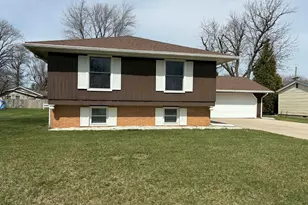 716 E Stewart Dr, Rensselaer, IN 47978 - Photo 1