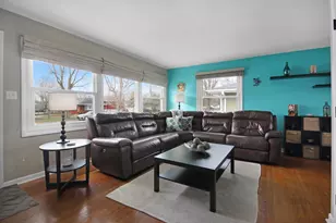 9047 Pettit Dr, Highland, IN 46322 - Photo 4