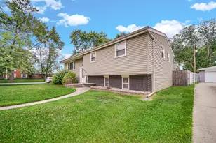 9628 Crestwood Ave, Munster, IN 46321 - Photo 2