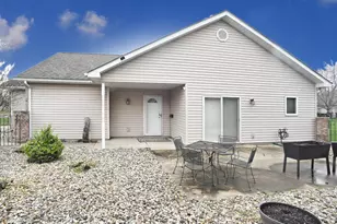 192 Heather Ln, Hobart, IN 46342 - Photo 2