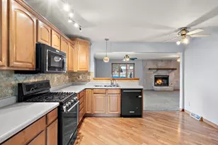 9542 Roosevelt Pl, Crown Point, IN 46307 - Photo 4