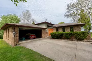 1752 Greenview St, Valparaiso, IN 46383 - Photo 1