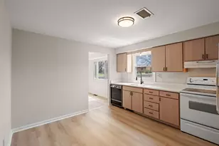 947 Iroquois Dr, Crown Point, IN 46307 - Photo 8