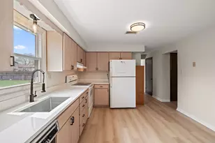 947 Iroquois Dr, Crown Point, IN 46307 - Photo 6