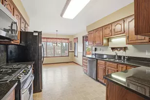 3921 Bonnie Dr, Crown Point, IN 46307 - Photo 8