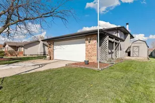 115 Cypress Dr, Schererville, IN 46375 - Photo 2