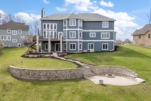 359 W Sandhurst Dr, Valparaiso, IN 46385 - Photo 4