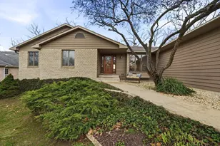 438 Scarborough Rd, Valparaiso, IN 46385 - Photo 4