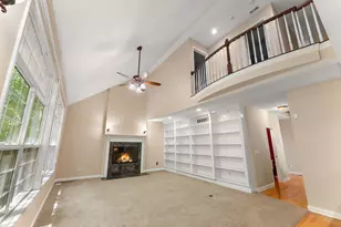 228 W Papillon Dr, Valparaiso, IN 46385 - Photo 4