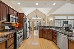 228 W Papillon Dr, Valparaiso, IN 46385 - Photo 8