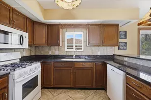 9937 Delaware Pl, Highland, IN 46322 - Photo 6