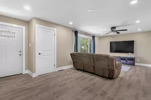922 Hayes St, Crown Point, IN 46307 - Photo 4