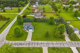 403 Creekwood Dr, Valparaiso, IN 46383 - Photo 4