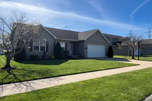 1044 Metz Ct, Hobart, IN 46342 - Photo 2
