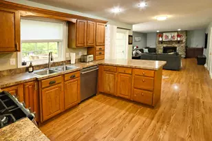 423 Shorewood Ct, Valparaiso, IN 46385 - Photo 2