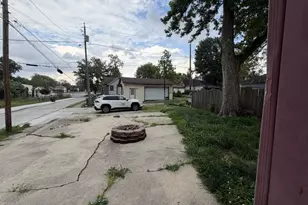 236 N Vine St, Muncie, IN 47305 - Photo 2