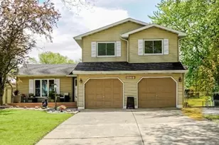 1184 Winterhaven Ln, Crown Point, IN 46307 - Photo 2