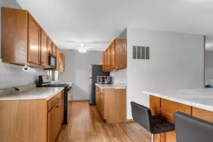 422 Saginaw Dr, Valparaiso, IN 46385 - Photo 4