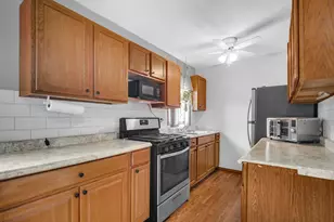 422 Saginaw Dr, Valparaiso, IN 46385 - Photo 2