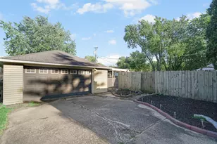 8235 Ellsworth Ct, Merrillville, IN 46410 - Photo 4