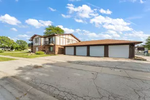 100 Plum Creek Dr, Schererville, IN 46375 - Photo 2