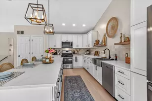 9806 Parkway Dr, Highland, IN 46322 - Photo 8