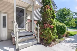 9806 Parkway Dr, Highland, IN 46322 - Photo 2