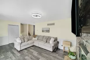 9 Hickory Dr, Hobart, IN 46342 - Photo 4