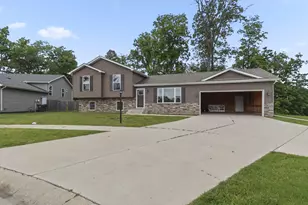699 Cross Meadows Dr, Valparaiso, IN 46385 - Photo 2
