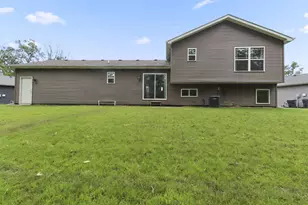 699 Cross Meadows Dr, Valparaiso, IN 46385 - Photo 4