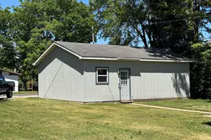 804 Azalea St SE, Demotte, IN 46310 - Photo 4