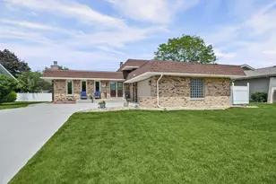 1045 Heather Ln, Munster, IN 46321 - Photo 2