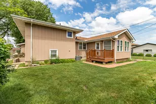 9205 Idlewild Dr, Highland, IN 46322 - Photo 4