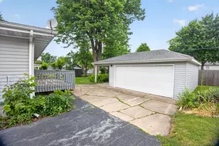 922 E Crestview Ct, Crown Point, IN 46307 - Photo 4