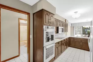 2208 Wynnewood Dr, Valparaiso, IN 46385 - Photo 6