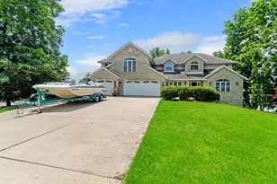 1739 Beachview Ct, Crown Point, IN 46307 - Photo 2