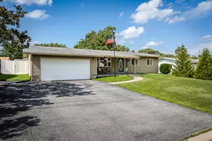 415 Saginaw Dr, Valparaiso, IN 46385 - Photo 2
