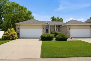 379 Fox Trail Ct, Hobart, IN 46342 - Photo 2