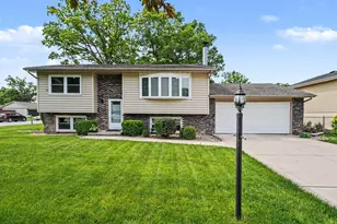 2801 Crabapple Ln, Hobart, IN 46342 - Photo 2