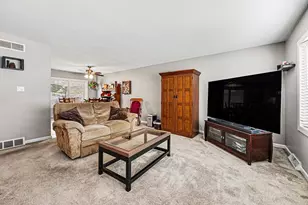 2801 Crabapple Ln, Hobart, IN 46342 - Photo 6