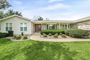425 Rolling Meadow Dr, Valparaiso, IN 46385 - Photo 2
