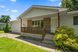9082 Estates Dr, Demotte, IN 46310 - Photo 2