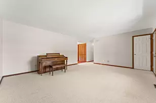 9082 Estates Dr, Demotte, IN 46310 - Photo 4