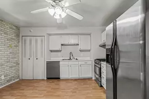 404 Sable Dr, Valparaiso, IN 46385 - Photo 2